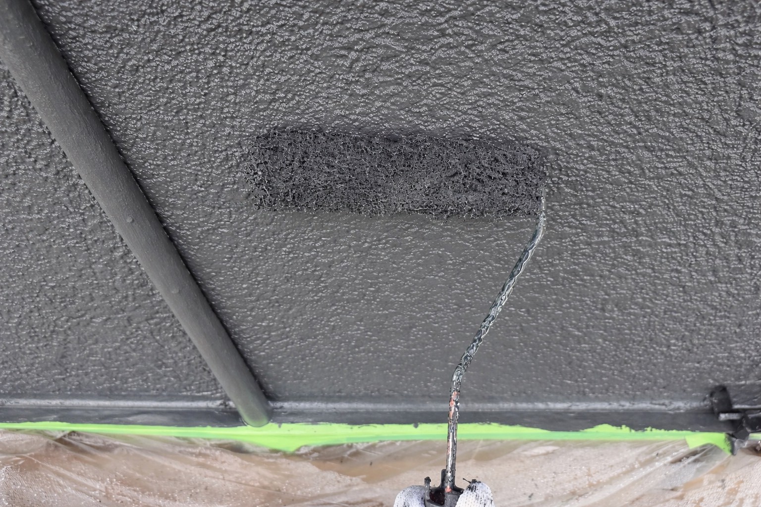 軒天部分の塗装作業